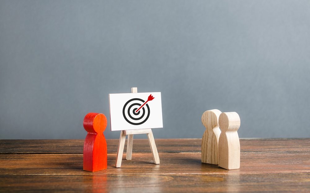 Equipo de trabajo definiendo el objetivo de una estrategia de marketing